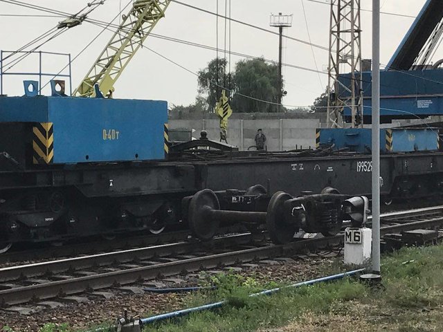 Грузовой поезд сошел с рельсов. Фото: informator.dp.ua