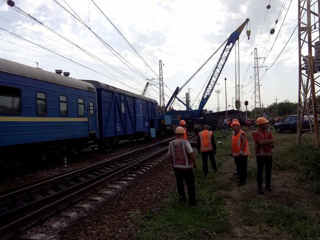 <p>Вантажний потяг зійшов з рейок. Фото: informator.dp.ua</p>