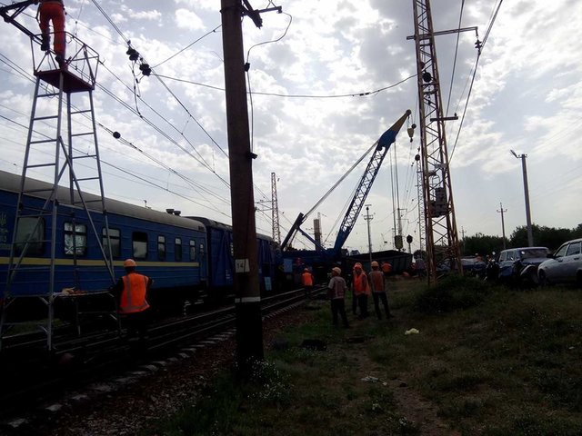 <p>Вантажний потяг зійшов з рейок. Фото: informator.dp.ua</p>