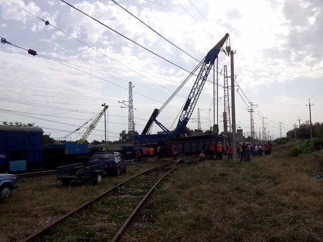 Грузовой поезд сошел с рельсов. Фото: informator.dp.ua