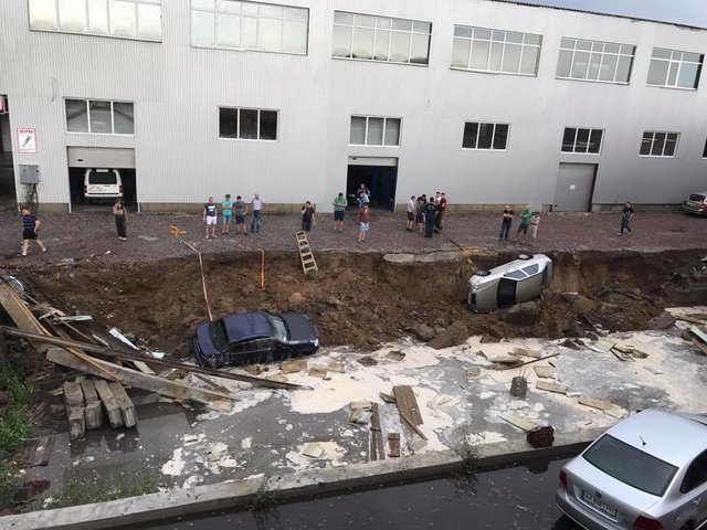 <p>Машини впали у величезну яму. Фото: Facebook</p>