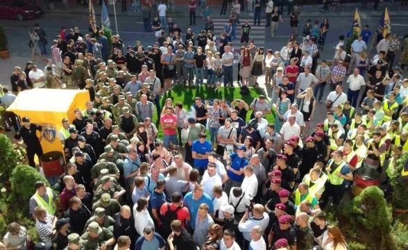 В Тернополе массовая стычка. Фото: соцсети, te.20minut.ua