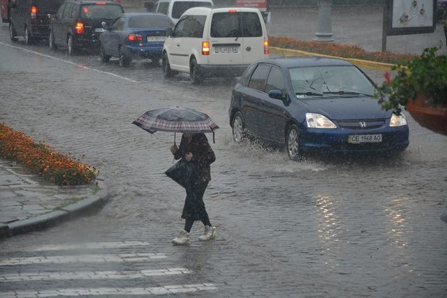 <p>Чернівці знову "спокутував" сильну зливу. Фото: ДСНС, city.cv.ua</p>