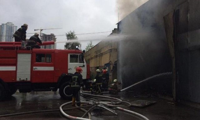 В Киеве произошел пожар на СТО. Фото: ГосЧС