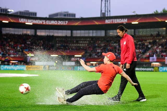 Матч в Ротердаме перенесли на воскресенье. Фото AFP