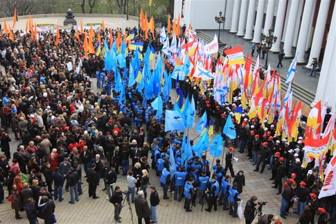 Одесский горсовет пикетируют тысячи возмущенных одесситов, фото А. Лесик