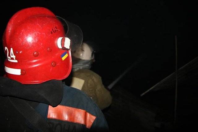 Пожар тушили до трех часов утра. Фото: ГСЧС Киева