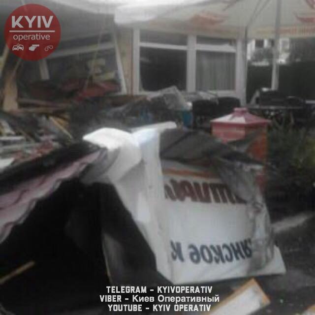 В Киеве снесли кафе, которое защищали водители маршруток. Фото: Киев Оперативный