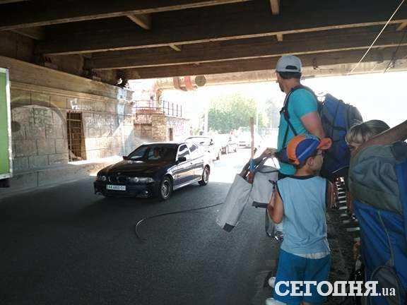 <p>Трамваї зупинилися через обрив лінії. Фото: Ольга Мулько, Володимир Крекотін</p>