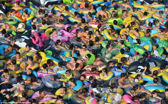 Переполненный бассейн в Фушуне. Фото: Sipa Azia/REX
