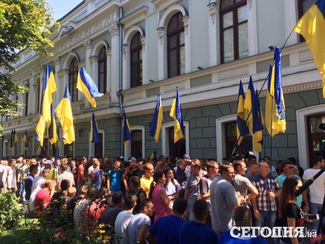 <p>Біля будівлі облпрокуратури в Одесі зібралися близько 200 осіб</p>