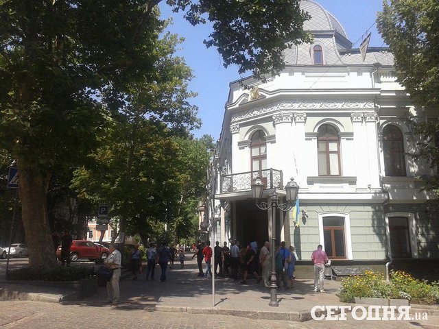 <p>Біля будівлі облпрокуратури в Одесі зібралися близько 200 осіб</p>