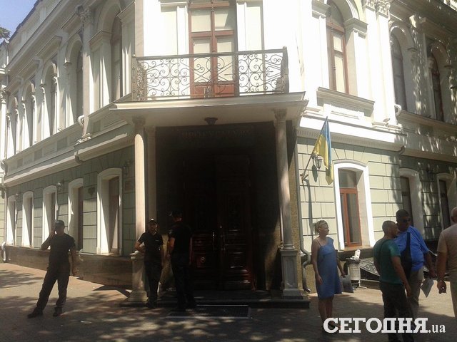 У здания облпрокуратуры в Одессе собрались около 200 человек