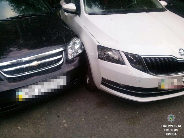 В Киеве пьяная именинница разгромила три авто и снесла два бордюра, фото Патрульная полиция Украины