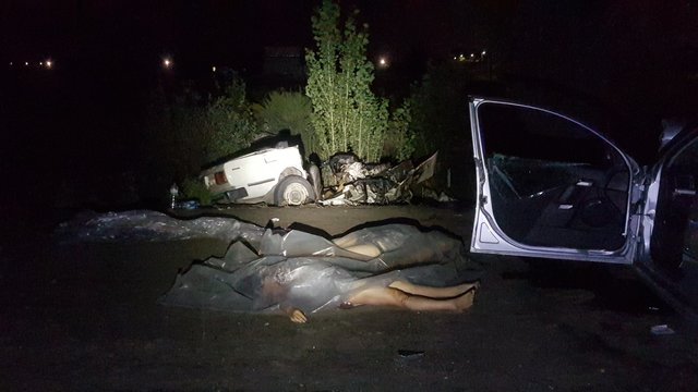 <p>Жахлива ДТП під Києвом: тіла шести загиблих вирізали рятувальники</p> | Фото: Влад Антонов