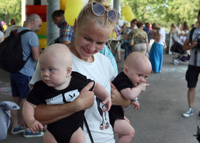 В Киеве прошел парад близнецов и двойняшек | Фото: Александр Яремчук