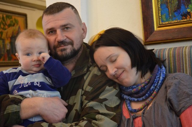 <p>Валентин Гонтар з сім'єю. Фото: vikna.if.ua</p>