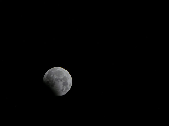 Жители Земли наблюдали за частичным лунным затмением , фото AFP
