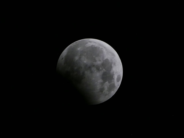 Жители Земли наблюдали за частичным лунным затмением , фото AFP