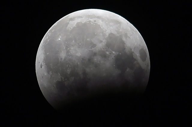 <p>Жителі Землі спостерігали за частковим місячним затемненням, фото AFP</p>