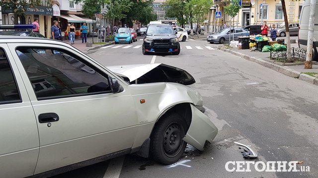 В аварии повреждены несколько машин | Фото: Влад Антонов