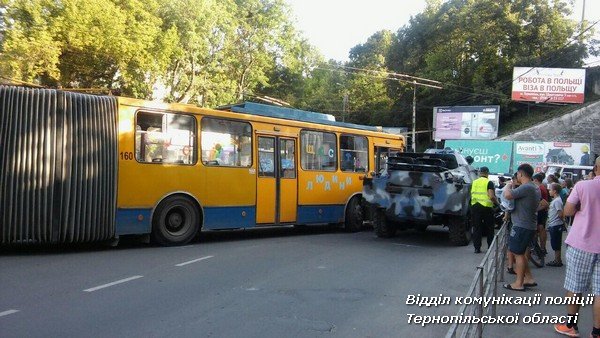 <p>У Тернополі зіткнулися тролейбус і БРДМ. Фото: tp.npu.gov.ua</p>