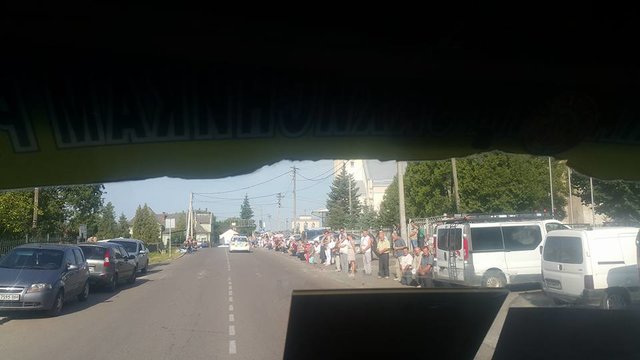 Жители многих сел Львовской области стали на колени. Фото: pustomyty.gov.ua, loda.gov.ua, Варта-1