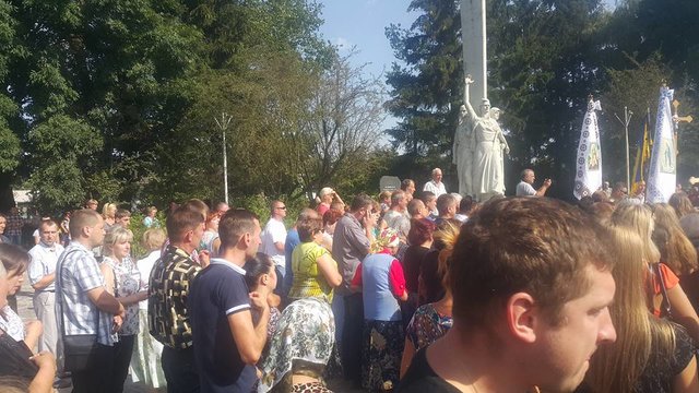 <p>Жителі багатьох сіл Львівської області стали на коліна. Фото: pustomyty.gov.ua, loda.gov.ua, Варта-1</p>