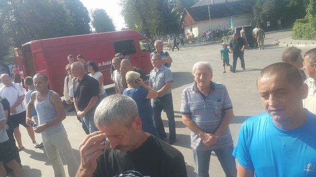 <p>Жителі багатьох сіл Львівської області стали на коліна. Фото: pustomyty.gov.ua, loda.gov.ua, Варта-1</p>