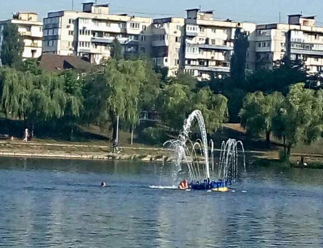 <p>Фонтан на озері Тельбін. Фото: facebook.com/beachpatrolkiev</p>