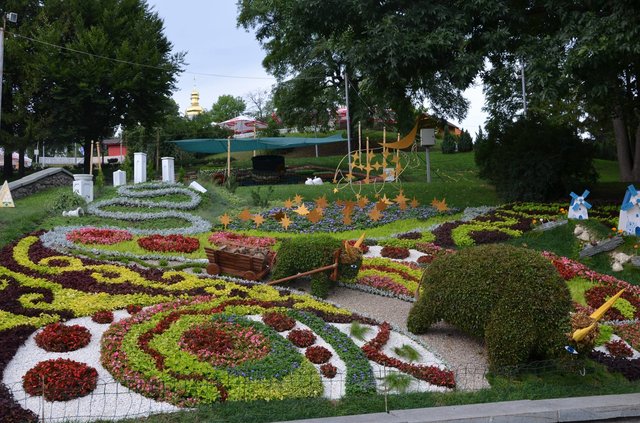 <p>Співоче поле. Композиції з квітів в національному стилі. Фото: "Київзеленбуд"</p>