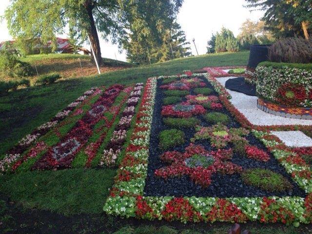 <p>Співоче поле. Композиції з квітів в національному стилі. Фото: "Київзеленбуд"</p>