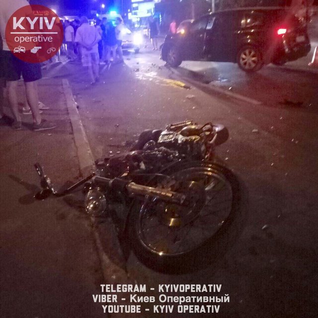 <p>Аварія сталася 17 серпня на вул. Олександра Мішуги. Фото: facebook.com/KyivOperativ</p>