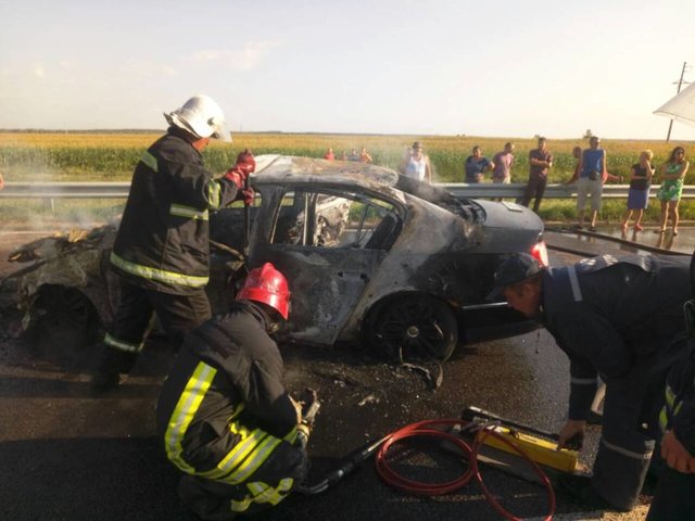 <p>В результаті ДТП водій легкового автомобіля загинув. Фото: kyivobl.dsns.gov.ua</p>