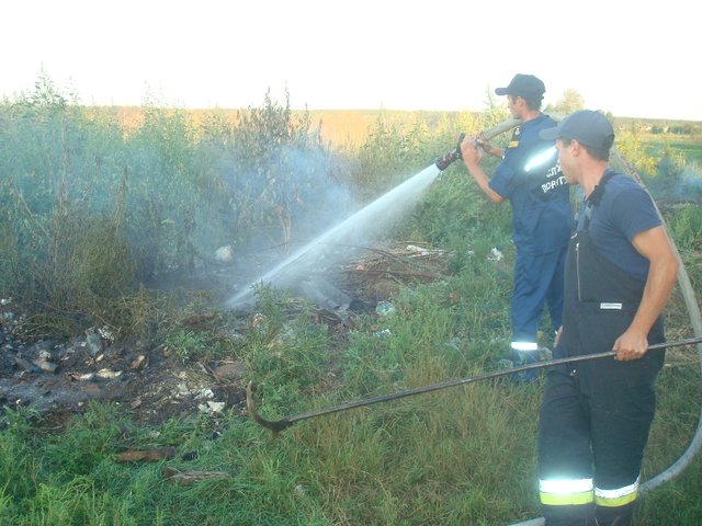 Возгорание мусора становится причиной пожаров на свалках, торфяниках и в лесных массивах. Фото: kyivobl.dsns.gov.ua