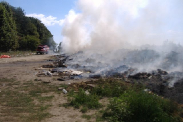 <p>Загоряння сміття стає причиною пожеж на звалищах, торфовищах і в лісових масивах. Фото: kyivobl.dsns.gov.ua</p>