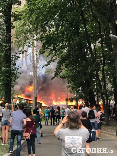 В киевском парке горит ресторан