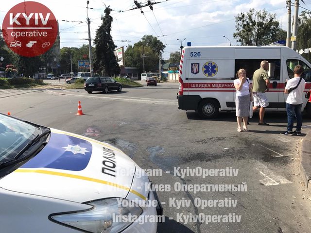 Женщина-пешеход в тяжелом состоянии была госпитализирована. Фото: facebook.com/KyivOperativ
