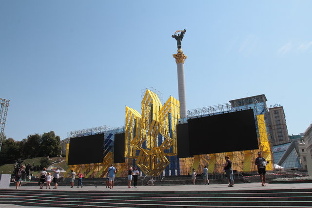 На Майдане. У стелы установили сцену с гигантским трезубцем и национальными флагами | Фото: Григорий Салай