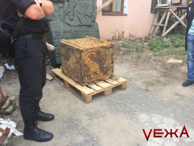 Вес сейфа около 500 килограммов. Фото: vezha.vn.ua