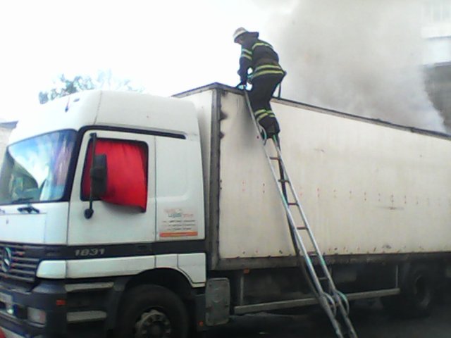 Из грузовика вылилась подозрительная жидкость. Фото: kyivobl.dsns.gov.ua