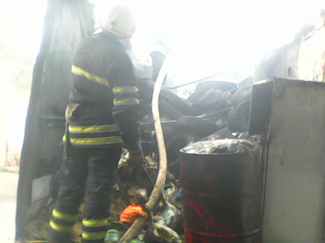 Из грузовика вылилась подозрительная жидкость. Фото: kyivobl.dsns.gov.ua