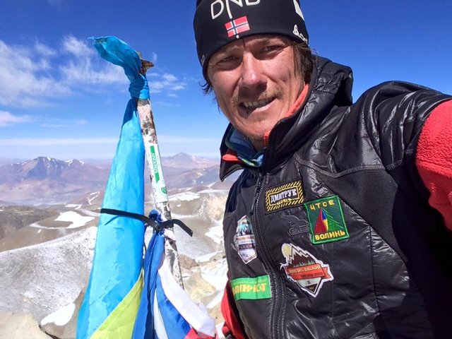 З 2016 року синьо-жовтий прапор встановили альпіністи на вершині найвищого вулкану в світі – Охос-дель-Саладо в Андах, його висота 6872 метри. Фото: facebook.com/oleksandr.oryshko