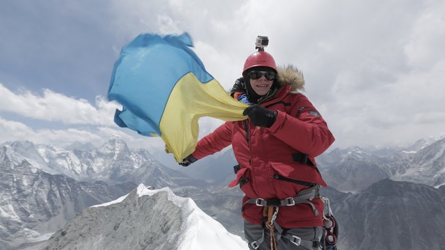 Минулого року телеведучий Дмитро Комаров піднявся на вершину Гімалаїв – Айленд-пік (6189 м) і встановив там український прапор. Фото: tv.ua
