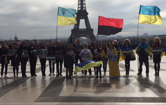 Півроку тому українські прапори можна було побачити і в Парижі. Активісти вирішили провести там акцію 