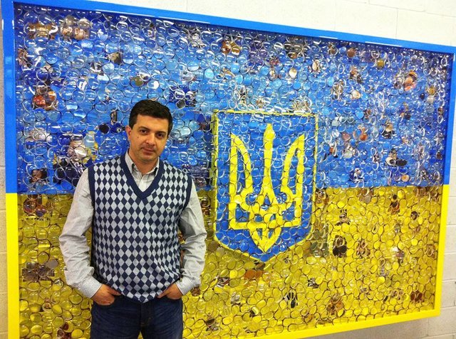 Український символ є і в США. Американський художник Девід Датун зобразив український прапор за допомогою різних лінз і шматочків фотографій. Фото: facebook.com/ddatuna