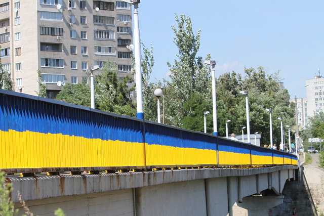 2014 року убрався в жовто-сині кольори і пішохідний міст на Русанівці. Фото: Анастасія Іскрицька