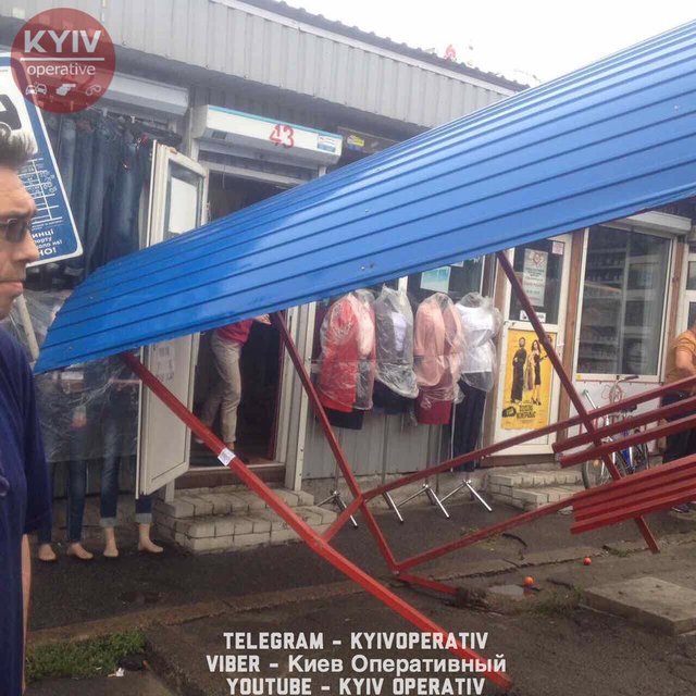 <p>Людей, які сиділи на зупинці, розкидало по асфальту. Фото: facebook.com/KyivOperativ</p>