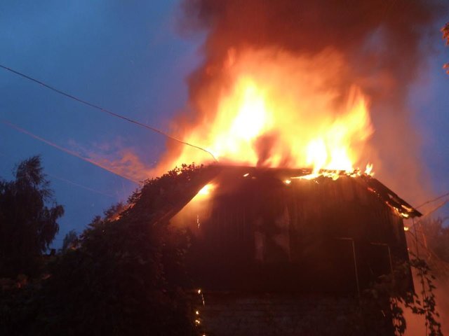 Пожар уничтожил дом. Фото: Михаил Сторожук