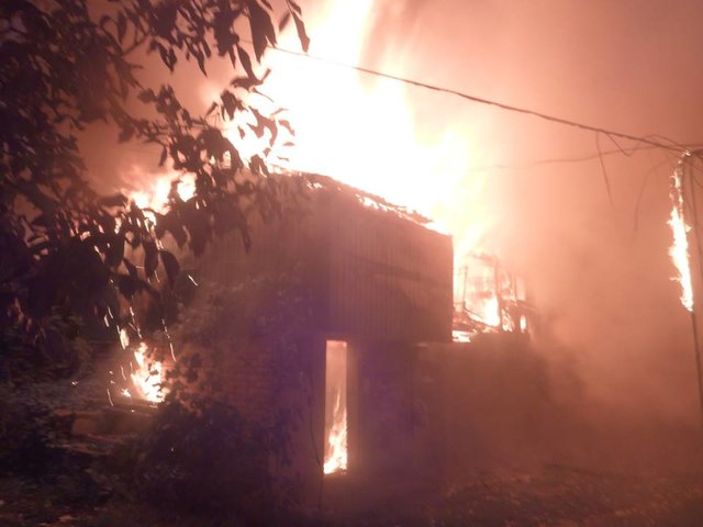 Пожар уничтожил дом. Фото: Михаил Сторожук